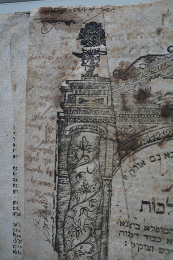 Asch7122 : ספר חידושי הלכות (1778);- (unbekannt), Von Hand: Widmung; '[...]ש׳׳ך לפ
[...]'. ;- (unbekannt), Durchgestrichen: Besitzwechsel: ungültig, Widmung; '[...]ש׳׳ך לפ
[...]'. ;- (unbekannt), Von Hand: Notiz; 'Bragdil'. 
