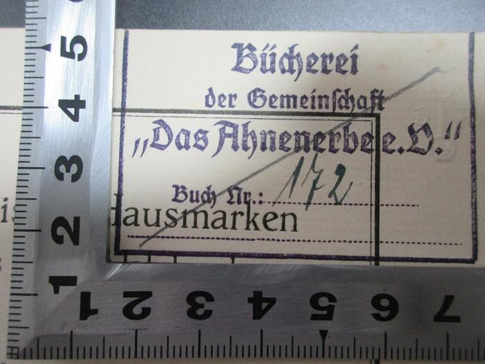 4 D 17 : Hamburgische Hausmarken vom 14. bis zum 17. Jahrhundert (1925);- (Bücherei der Gemeinschaft "Das Ahnenerbe e.V."), Stempel: Name, Exemplarnummer; 'Bücherei 
der Gemeinschaft 
"Das Ahnenerbe e.V."
Buch Nr.: 172[handschriftlich]'. 