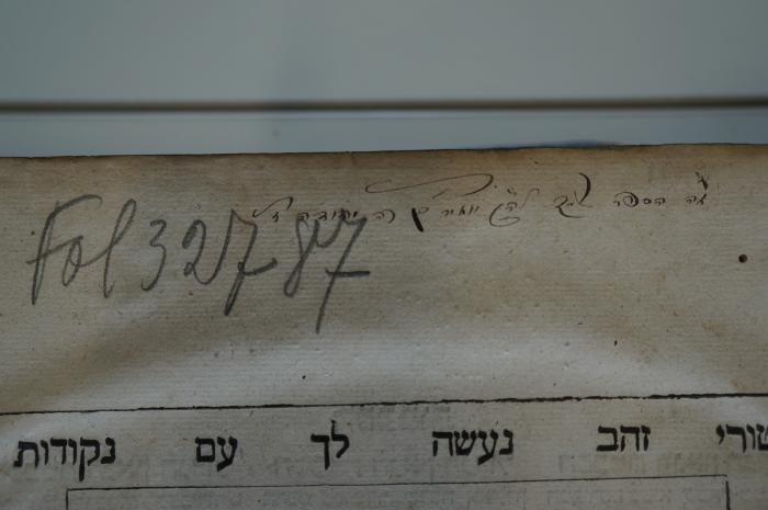 Asch7138 : ספר אשלי רברבי  (1711);- (Ben Yehudah, Meʾir), Von Hand: Name, Widmung; 'זה הספר שייך לה׳׳ק מאיר בן רה יהודה ז׳׳ל '. ;- (unbekannt), Von Hand: Signatur; 'Fol32787'. 