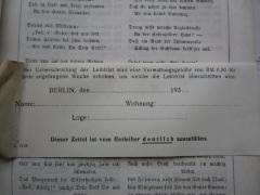 - (Deutsches Reich. Reichssicherheitshauptamt Bibliothek), Papier: Ortsangabe, Berufsangabe/Titel/Branche, Datum, Notiz, Nummer; 'Bei Ueberschreitung der Leihfrist wird eine Verwaltungsgebühr von RM 0,50 für jede angefangene Woche erhoben, um welche die Leihfrist überschritten wird.
BERLIN, den ................... 193....
Name:............................ Wohnung:.......................
Loge:.............................
Dieser Zettel ist vom Entleiher deutlich auszufüllen.
2.1136'. 