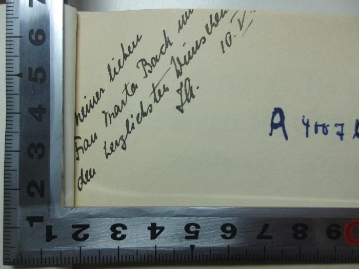 18 D 476 : Weit hinter den Schützengräben : Aufsätze aus dem Weltkrieg (1916);- (Bach, Marta), Von Hand: Name, Autogramm, Datum, Widmung; 'Meiner lieben
Frau Marta Bach mit
den herzlichsten Wünschen
[?] 10. V. [?]'. 