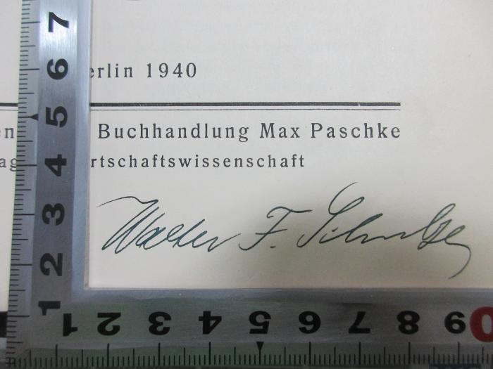 - (Schulz, Walter F.), Von Hand: Autogramm; 'Walter F. Schulze[?]'. ;5 D 498&lt;6&gt; : Revisionstechnik : Handbuch für kaufmännische und behördliche Buch-, Betriebs- und Bilanz-Prüfung (1940)