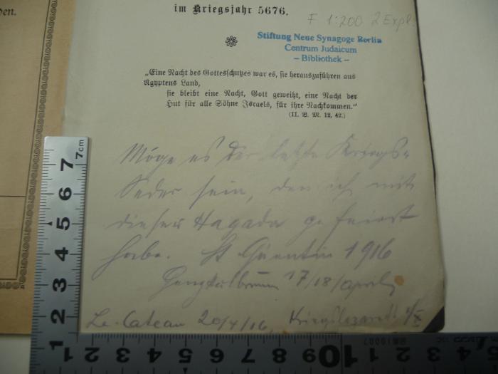 - (Heilbrunn, Georg), Von Hand: Ortsangabe, Annotation, Name, Datum; 'Möge es der letzte Kriegsseder sein, den ich mit dieser Hagada geführt habe. St. Guantin 1916
Georg Heilbrunn 17/18/ April
Le Cateau 20/4/16 Kriegslazarett I/X'. 