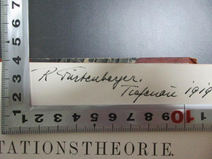- (Würtenberger, Rudolf), Von Hand: Autogramm, Ortsangabe, Datum; 'R. Würtenberger.
T[?] 1919.'. ;7 S 14-2 : Elementare Bastardlehre (1903)