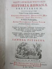 17 F 919 : Sexti Aurelii Victoris Historiae romanae breviarium, illustratum Trium Virorum Celeberrimorum, Andreae Schotti, Dominici Machanei, Jani Gruteri, Et Feminae Praestantissimae, Annae Tanaquili Fabri Filiae Commentariis Integris: Ut Et Caesarum &amp; Augustorum, Virorumque Illustrium iconinibus, tum editione in priori exhibitis, tum iteratae huic de novo additis, ex nummis veteribus expressis, &amp; in aes eleganter incisis. De vita et moribus imperatorum Romanorum excerpta ex libris Sexti Aurelii Victoris, a Caesare Augusto usque ad Theodosium Imperatorem (1696)
