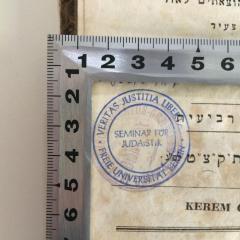 - (Židovská Náboženská Obec v Praze), Stempel: Name, Ortsangabe; 'Prager Israelitische Cultus-Gemeinde Bibliothek'. 