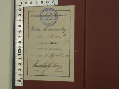 - (Lewinsky, Fritz), Etikett: Name, Ortsangabe, Datum, Annotation, Widmung; 'VI. Religionsschule der jüdischen Gemeinde.
Fritz Lewinsky, Schüler der V. Klasse, erhält diese Prämie für Fleiß und Wohlverhalten. Berlin, den 5. April 1911. Aucherbach, Selbiger, Dirigent. Ordinarius.'. 