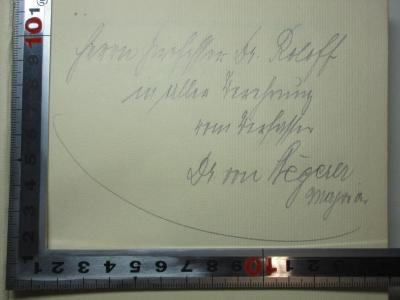 - (Roloff, Gustav), Von Hand: Berufsangabe/Titel/Branche, Name, Widmung; 'Herrn Professor Dr. Roloff
in aller [?]
vom Verfasser
Dr. von Wegerer
M[?]'. ;2 F 520 : Im Kampf gegen die Kriegsschuldlüge : ausgewählte Aufsätze (1936)
