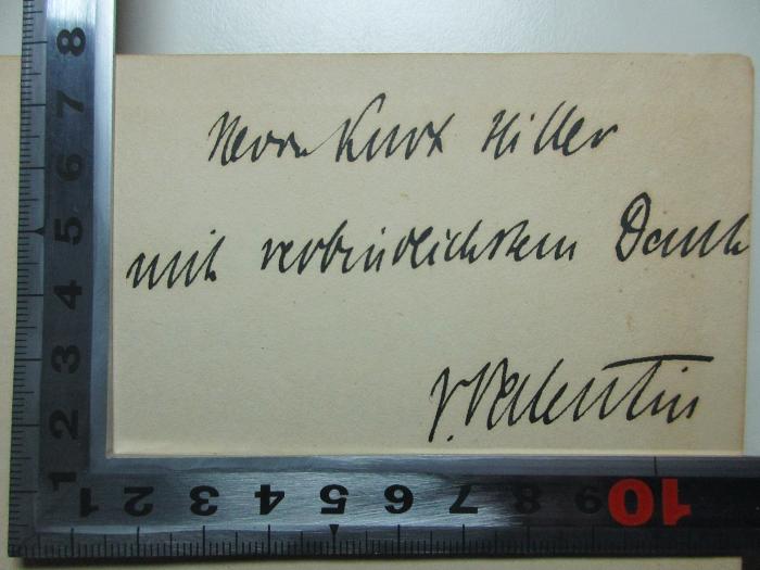 - (Hiller, Kurt;Valentin, Veit), Von Hand: Name, Autogramm, Widmung; 'Herrn Kurt Hiller
mit verbindlichen Dank
V. Valentin'. ;2 F 39 : Geschichte des Völkerbundgedankens in Deutschland : ein geistesgeschichtlicher Versuch (1920)