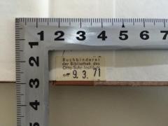 - (Buchbinderei der Bibliothek des Otto-Suhr-Instituts), Etikett: ; 'Buchbinderei der Bibliothek des Otto-Suhr-Instituts am [9.3.71 , ...]'.  (Prototyp)