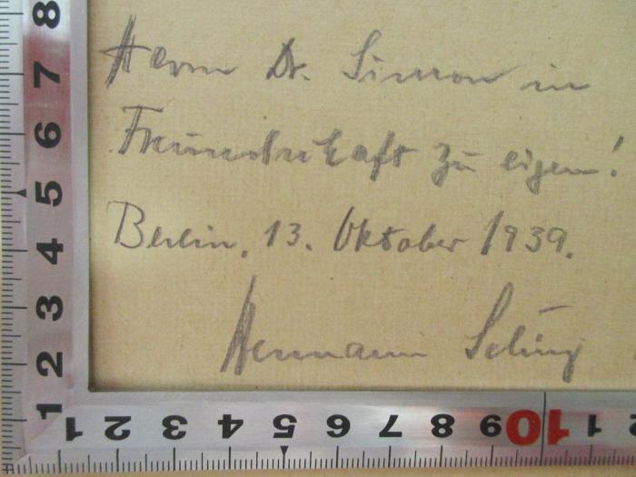 - (Seling, Hermann), Von Hand: Berufsangabe/Titel/Branche, Name, Ortsangabe, Autogramm, Datum; 'Herrn Dr. Simon in
Freundschaft zu eigen!
Berlin, 13. Oktober 1939.
Hermann Seling'. ;8 C 151 : Das Gastmahl des Freiherrn v. Artaria : ein Kampf zwischen rassenaristokratischer und demokratischer Weltanschauung (1920)