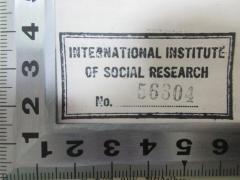 - (International Institute of Social Research), Stempel: Name, Nummer; 'International Institute 
of Social Research
No. 56304'. 