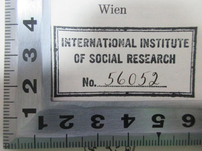 - (International Institute of Social Research), Stempel: Name, Nummer; 'International Institute 
of Social Research
No. 56052[handschriftlich]'. ;5 W 1235 : Die philosophischen Grundlagen des Naturrechts : Untersuchungen zur Geschichte der Rechts- und Staatslehre (1932)