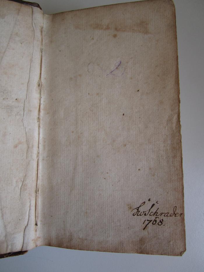  Publii Virgilii Maronis Opera (1745);- (Schrader, Ho.[?]), Von Hand: Name, Autogramm, Datum; 'HoSchrader 1768.'. ;- (unbekannt), Von Hand: Nummer; '[04]2'. 