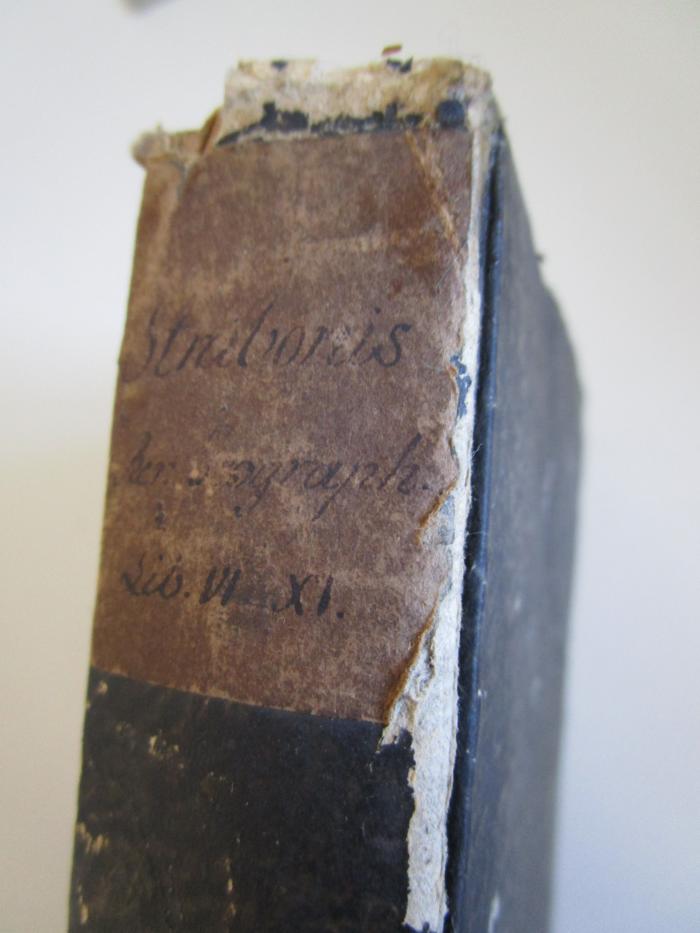  Strabonis Rerum geographicarum libri XVII (1819);- (Jüdisch-Theologisches Seminar Fraenckel'scher Stiftung (Breslau) ), Etikett: Notiz; 'Strabonis Rer. geograph. Lib. VI XI.'. 
