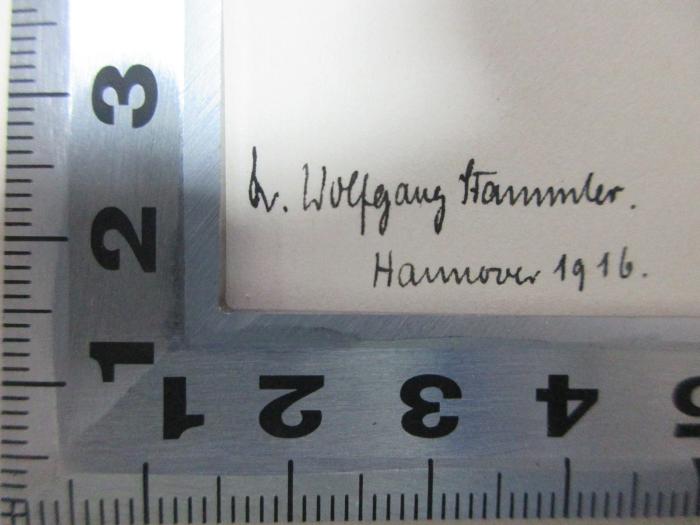 - (Hammler, Wolfgang Dr.), Von Hand: Berufsangabe/Titel/Branche, Autogramm, Ortsangabe, Datum; 'Dr. Wolfgang Hammler.
Hannover 1916.'. ;8 L 523 : Der Erlöser in der Wiege : ein Beitrag zur deutschen Volkssagenforschung (1911)
