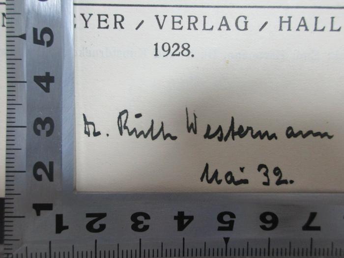 - (Westermann, Ruth), Von Hand: Berufsangabe/Titel/Branche, Autogramm, Datum; 'Dr. Ruth Westermann
Mai 32.'. ;8 L 453 : Die Sprache der Reichskanzlei zur Zeit König Wenzels : ein Beitrag zur Geschichte des Frühneuhochdeutschen (1928)