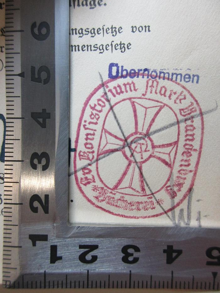 9 C 10&lt;9&gt; : Gesetz über die Dienstbezüge der Lehrer und Lehrerinnen an den öffentlichen Volksschulen (Volksschullehrer-Besoldungsgesetz - VBG ) vom 1. Mai 1928. Mit den Ausführungsbestimmungen der Zentralinstanzen, sowie allen weiteren die Volksschullehrerbesoldung, die Ruhegehälter und Hinterbliebenenbezüge betr. Gesetzen, Verordnungen und Erlassen. Nach den amtlichen Materialien, der Rechtssprechung und den Erlassen der Zentralbehörden für den praktischen Gebrauch (Die früheren Auflagen behandelten die Lehrerbesoldungsgesetze von 1897 und 1909 und die Volksschullehrerdiensteinkommensgesetze von 1920-1924) (1928);- (Ev. Konsistorium Mark Brandenburg), Stempel: Name, Ortsangabe, Emblem; 'Ev. Konsistorium Mark Brandenburg
Bücherei'. 