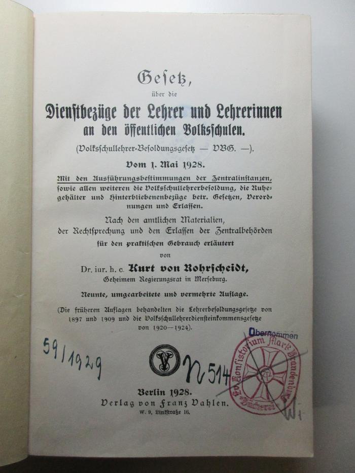 9 C 10&lt;9&gt; : Gesetz über die Dienstbezüge der Lehrer und Lehrerinnen an den öffentlichen Volksschulen (Volksschullehrer-Besoldungsgesetz - VBG ) vom 1. Mai 1928. Mit den Ausführungsbestimmungen der Zentralinstanzen, sowie allen weiteren die Volksschullehrerbesoldung, die Ruhegehälter und Hinterbliebenenbezüge betr. Gesetzen, Verordnungen und Erlassen. Nach den amtlichen Materialien, der Rechtssprechung und den Erlassen der Zentralbehörden für den praktischen Gebrauch (Die früheren Auflagen behandelten die Lehrerbesoldungsgesetze von 1897 und 1909 und die Volksschullehrerdiensteinkommensgesetze von 1920-1924) (1928)