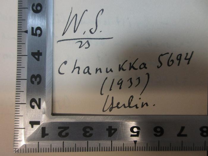 -, Von Hand: Initiale, Ortsangabe, Datum, Nummer; 'W.S.
[?]
Chanukka 5694
(1933)
Berlin.';2 G 164 : Die Geschichte der Seele im Werdegang der Menschheit (1931)