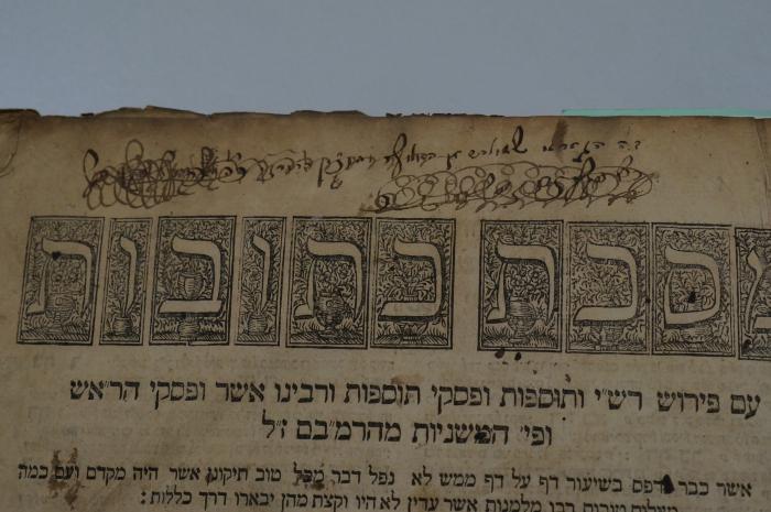 Asch7173 : מסכת בתובות : עם פרוש רשי ותוספות ופסקי תוספות ורבינו אשר ופסקי הר׳׳אש ופי המשניות מהרמב׳׳ם ז׳׳ל (1716);- (unbekannt), Durchgestrichen: Name, Widmung; '[...]זה ה '. 
