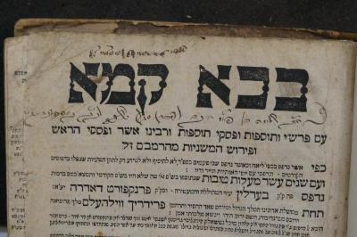 Asch7183 : בבא קמא : עם פרש׳׳י ותוספות ופסקי תוספות ורבינו אשר ופסקי הראש ופירוש המשניות מהרמב׳׳ם ז׳׳ל (1689);- (Lem[...] Segal, Shelomeh Ben Yaḳov), Von Hand: Name, Ortsangabe, Widmung; '[...]
[...]ה׳׳ק שלומה בן פו׳׳מ יאקב לעמ[...] סג׳׳ל [...] לק׳׳ק קאפפל'. 
