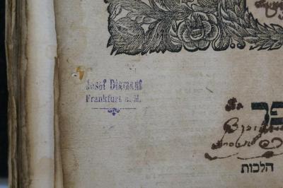 Asch7189 : ספר חידושי הלכות  ([1755]);- (Diamant, Josef), Stempel: Name, Ortsangabe; 'Josef Diamant
Frankfurt a.M.'. 
