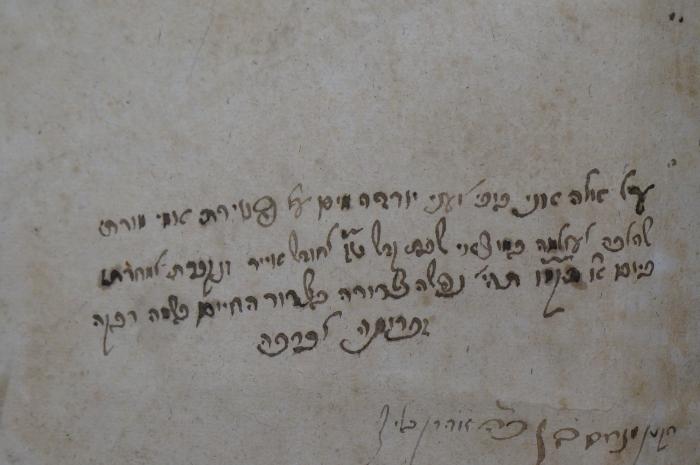 Asch7188 : ספר מנורת המאור (1722);- (unbekannt), Von Hand: Motto, Widmung; 'על אלה אני בוכיה עיני עיני ירדה מים על פנוירת אמי מורתו
שהלכה לעולמה במוצאי שבת קבש ט׳׳ו לחובש אייר [...] למחרתו
ביום א׳ בקמו תה׳ נפשה צרורה בשרור החיים שמה רבקה
זתרותה לפרכה'. 