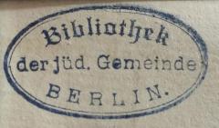 - (Jüdische Gemeinde zu Berlin), Stempel: Berufsangabe/Titel/Branche, Name, Ortsangabe; 'Bibliothek der jüd. Gemeinde Berlin.'.  (Prototyp)