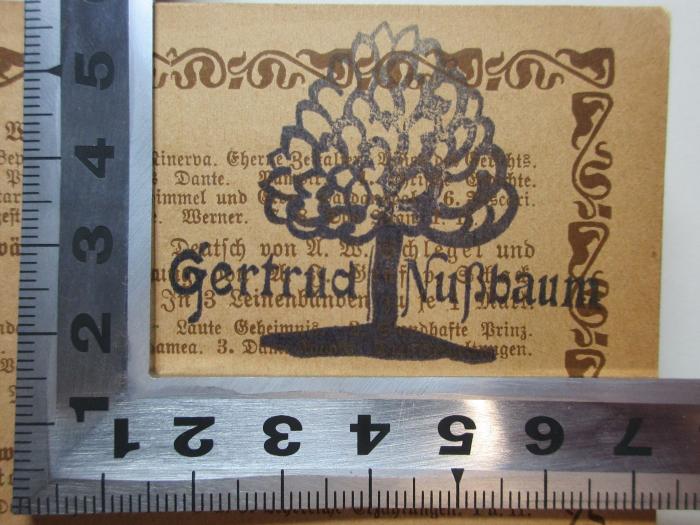 - (Nußbaum, Gertrud), Stempel: Name, Abbildung; 'Gertrud [Baum] Nußbaum'. ;3 L 324-2 : Hölderlins gesammelte Dichtungen. Hyperion. Empedokles (1897)