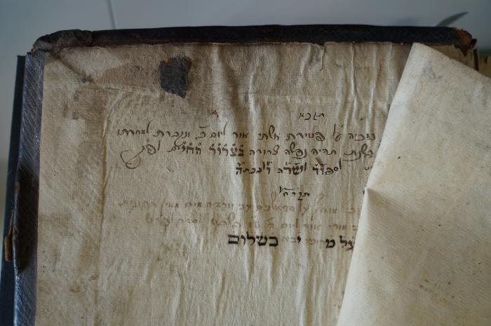 Asch7182 : ... ספר שני לוחות הברית : הברית  אמרות טהורות (1715);- (unbekannt), Von Hand: Datum, Widmung; 'רמבא
בוכיה על פנוירת אשתי אור ליום ב׳ ונקברת למחרתו[...]
בשנת תהיה נפשה צרורה ב׳צ׳ר׳ו׳ר׳ ה׳ח׳י׳ים לפ׳׳ק[...]
לספוד לשרה ולבכתה

תקכח

בי מוסעף על הראלנים עני יורדה מים מאין תהיזות[...]
אורי אור ליום ד׳ ט׳׳ו בשבט לסדר לפ׳׳ק[...]
על מקומו יבא בשלום[...]  

[Mo, ... 1761]; [Mi, 15. Shevat 1768?]'. 