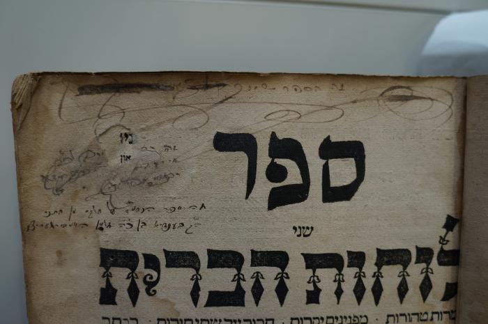 Asch7182_a : ... ספר שני לוחות הברית : הברית  אמרות טהורות (1715);- (unbekannt), Übermalt: Name, Widmung; '[...]זה הספר שייך

זה הס[פר ...]ים לה׳׳ר
אייזיק [...] רדץ
רכנ[...] כץ  
'. ;- (Hamburger, Bendiṭ Ben Zalman), Von Hand: Name, Widmung; 'זה ספר הנחמד שלקי מן חתני
[...] ה׳׳ק בענדיט בן כ׳׳ה זלמן האמבורגער  '. 