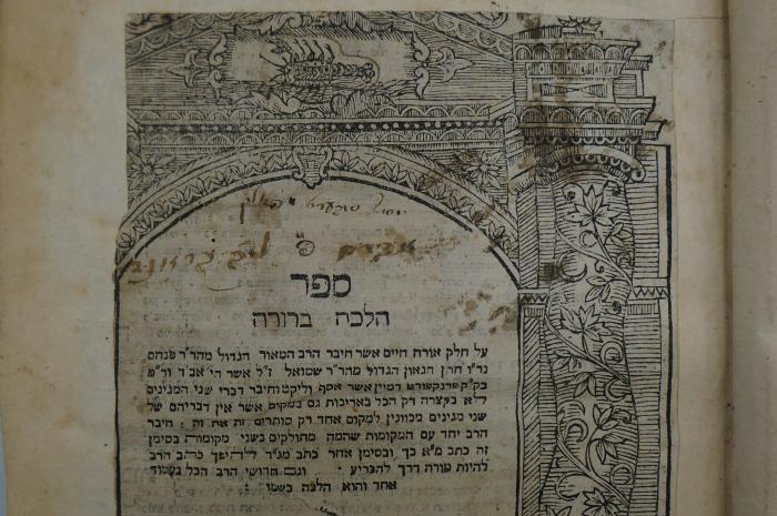 Asch7226 : ספר הלכה ברורה : על חלק אורח חיים (1714);- (Sobert, [...];Brand, Abram Lev), Von Hand: Autogramm, Ortsangabe; 'סובערט מפאלך [...]
אברם פ׳ ליב בראנד'. 