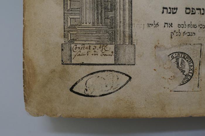 Asch7224 : פירוש על נביאים אחרונים (1641);- (P., R.), Stempel: Initiale; 'RP'. ;- (unbekannt), Stempel: Motto, Wappen; '[...] 6 : Step : Naxiec : S [...]'. ;- (unbekannt), Von Hand: Notiz; 'Constat 3 tfl
faunt der band.'. 