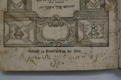 - (Goldshtein), Von Hand: Datum, Widmung; 'געקויפט עו ר[...] גאלדשטיין תקצ׳׳ד

[594 = 1834]'. 
