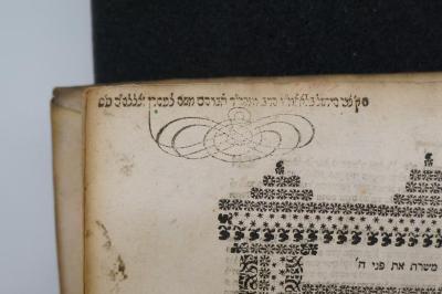 Asch7223 : ספר חידושי אגדות (1682);- (Ben Avraham Mosheh, Tsevi Hirshel), Stempel: Name, Widmung, Abbildung; '[...] ה׳׳ק צבי הירשל בלאמ''ו הרב מוהר׳׳ר אברהם משה'. 