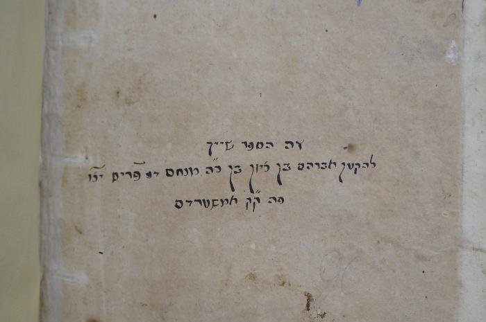 Asch7224 : פירוש על נביאים אחרונים (1641);- (Frish, Avraham Ben Tsion;Frish, Tsion Ben Menaḥem), Von Hand: Name, Ortsangabe, Widmung; 'זה הספר שייך לקטן אברהם בן זיון בן כ׳׳ה מנחם [..] פריש יכ׳׳ו
פה ק׳׳ק אמשטרדם'. 