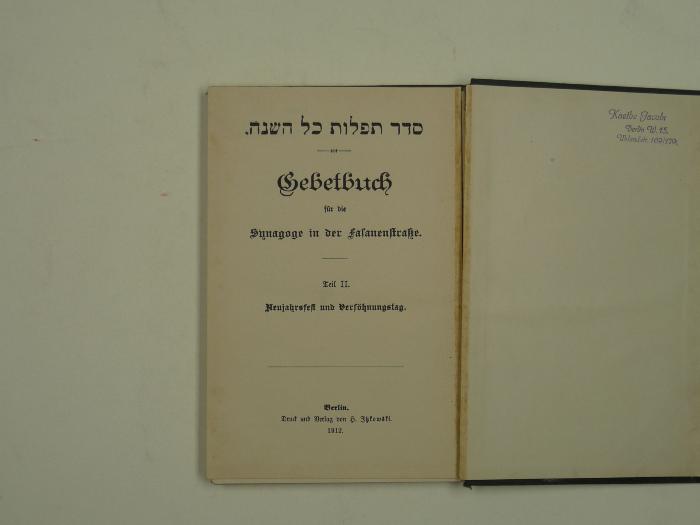 .סדר תפלות כל השנה
Gebetbuch für die Synagoge in der Fasanenstraße.
Neujahrsfest und Versöhnungstag.

 (1912)