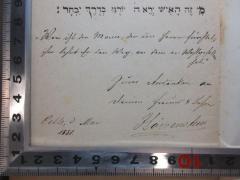- (Höwenstein, [?]), Von Hand: Motto, Autogramm, Ortsangabe, Datum, Widmung; 'מי זה האיש ירא ה יורנו בדרך יבחר׃
"Wer ist der Mann, der den Herrn fürchtet, ihn lehrt er den Weg, an den er festzuhalten hat." Zum Andenken an deinen Freund und Lehrer Höwenstein.
Celle, d. Mai 1881.'. 