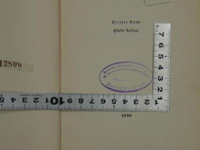 - (Deutsche Wirtschaftskommission für die sowjetische Besatzungszone, Zentralbibliothek), Stempel: Zeichen, Ortsangabe, Name, Besitzwechsel; 'Deutsche Wirtschaftskommission für die sowjetische Besatzungszone
Nr. ................
Zentralbibliothek'. 