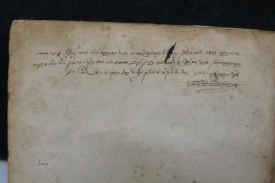 Asch7235 : ספר התשבץ : חלק ראשון (1738);- (Kan, Hits Daṿid;Segal, Avraham), Von Hand: Name, Datum, Widmung; 'זה הספר נחמד שו''ת תשבץ נת[..] לי במתוה גמורה בעל המדפס הרב מאיר בר שבל עביר מרחת
פראפי[...] מכל הספרים שמכרתים כאן עם [...] את שמו היץ דוד כאן  לא''א הר׳׳ר אברהם
סגל בפת[...] היום יום ה׳ ך׳׳ב מרחשון תק׳׳י לפ׳׳ק נעשה כרך זה בעת חבל חייש
[...]
[Do, 22. Marcheshvan 510 = 17. November 1749 ? ]'. 