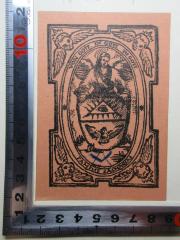 - (Zachariast), Etikett: Emblem, Motto, Name, Abbildung; 'Von Gott. In Gott. Zu Gott.
Familie Zacharias[?]'. 