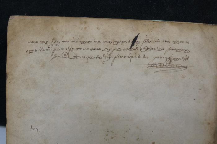 Asch7235 : ספר התשבץ : חלק ראשון (1738);- (Kan, Hits Daṿid;Segal, Avraham), Von Hand: Name, Datum, Widmung; 'זה הספר נחמד שו''ת תשבץ נת[..] לי במתוה גמורה בעל המדפס הרב מאיר בר שבל עביר מרחת
פראפי[...] מכל הספרים שמכרתים כאן עם [...] את שמו היץ דוד כאן  לא''א הר׳׳ר אברהם
סגל בפת[...] היום יום ה׳ ך׳׳ב מרחשון תק׳׳י לפ׳׳ק נעשה כרך זה בעת חבל חייש
[...]
[Do, 22. Marcheshvan 510 = 17. November 1749 ? ]'. 