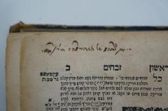 - (Abraham Herzsche Bet Hamidrasch-Stiftung), Von Hand: Name, Widmung; ' שייך לכ׳׳ה מ של הגביר מה׳׳ו הירץ'. 