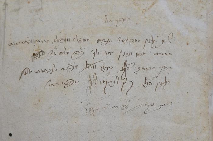 Asch7237 : כתנות אור : אור כולל ומוסיף על ספר עין ישראל (1684);- (Gosdorf, Mosheh), Von Hand: Name, Ortsangabe, Widmung; 'הספר הלז
שייך ל[...] המפורסם הנדיב המופלא ומופלג בתורה ובחסידות 
התורנו חכם [...] ירא אלק׳ כ׳׳ה משה ז׳׳ג 
ב[...] ווייל
בפיורדא [...] '. 