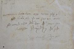 - (Gosdorf, Mosheh), Von Hand: Name, Ortsangabe, Widmung; 'הספר הלז
שייך ל[...] המפורסם הנדיב המופלא ומופלג בתורה ובחסידות 
התורנו חכם [...] ירא אלק׳ כ׳׳ה משה ז׳׳ג 
ב[...] ווייל
בפיורדא [...] '. 