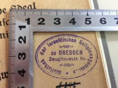 - (Jüdische Gemeinde zu Dresden K.d.ö.R.), Stempel: Name, Ortsangabe; 'Bibliothek der Israelitischen Religionsgemeinde zu Dresden Zeughausstr. 1b.'. 