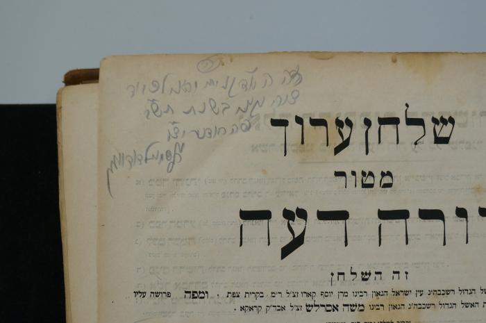 Asch7248 : ספר הוא שלחן ערוך יורה דעה (1888);- (Pollak, Alter Chajem ), Von Hand: Datum, Widmung; 'כ׳׳ה
[...] זה ה' [...] בשנת תש׳׳ב פה  '. 