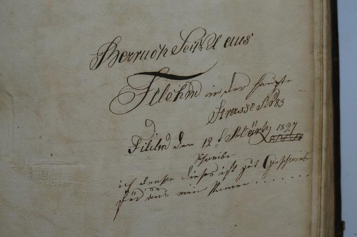 Asch7250 : טור אורח חיים  (1703);- (Sei[..]l, Baruch), Von Hand: Autogramm, Ortsangabe, Datum; 'Baruch Sei[..]l aus
Filehne in der [...]
Strasse No 89
Filehne den 12. Febärty 1827

ich denke dieses Schreibe ist gut Geschrieben
für dies mir Herrn .......'. 