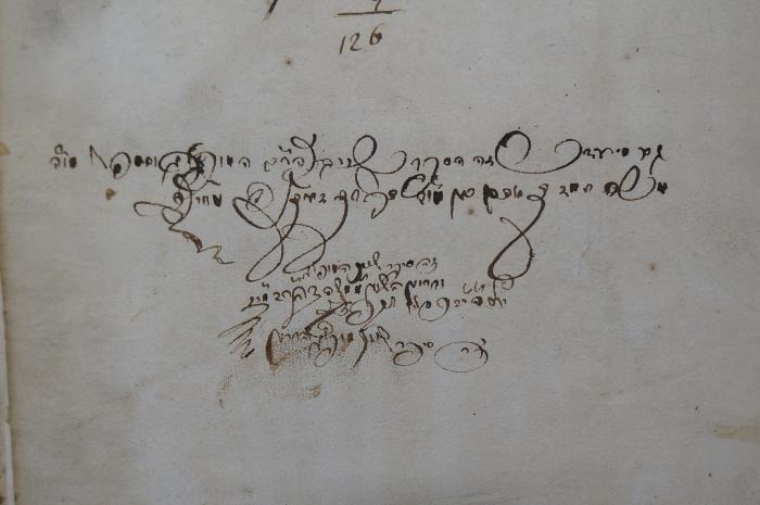 Asch7250 : טור אורח חיים  (1703);- (unbekannt), Von Hand: Name, Datum, Widmung; '[...]זה סיפר שייך להמופלא
[...]וחרו

יום ב׳ י׳׳ב כסליב תקפ׳׳ד לפ׳׳ק
[...]ירר סיפר שייך מופ

[12. Kislew 584= 15. November 1823]'. 